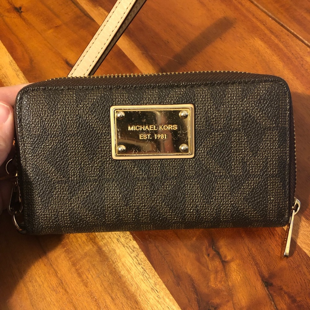 Michael Kors Cellphone Wristlet / Wallet